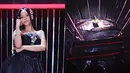 Jisoo BLACKPINK sukses bikin penggemar terpesona saat dirinya memainkan alat musik tradisional Korea Geomungo di awal video sambil mengenakan hanbok modern berwarna hitam dipadukan dengan outer warna krem dari Miss Sohee. (YouTube/blackpink).