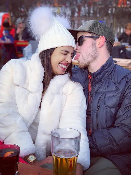 Kemesraan liburan Priyanka Chopra dan Nick Jonas bulan Desember tahun lalu (Liputan6.com/IG/@priyankachopra)