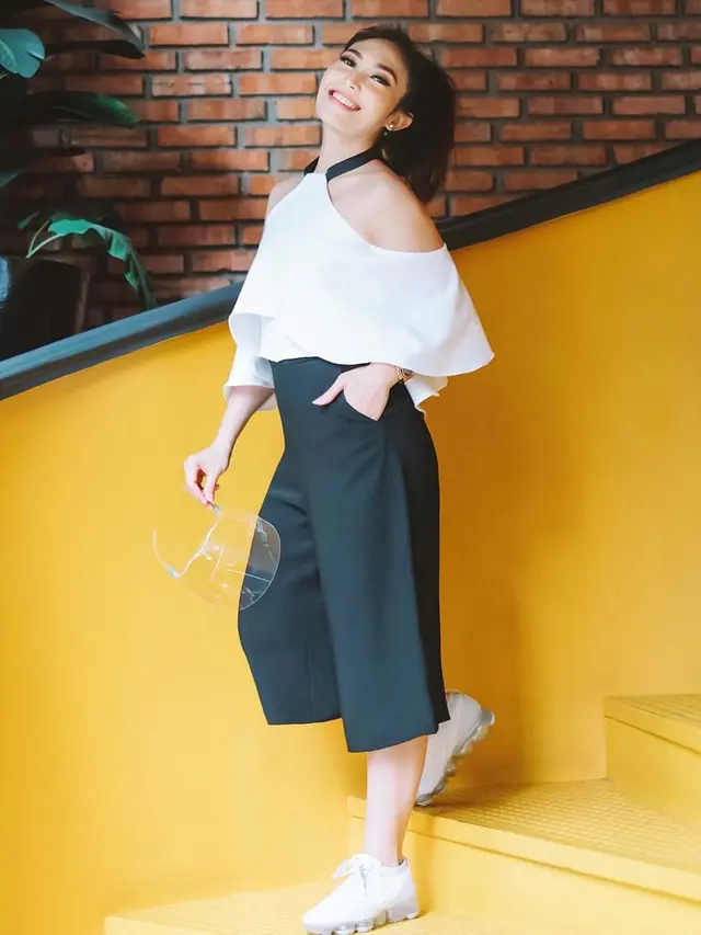 Ayu Dewi. (Foto: Instagram @mrsayudewi)