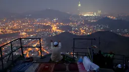 Pemandangan Kota Suci Mekkah saat malam hari dari puncak Jabal Nur, Mekah, Arab Saudi (7/9).  Kota Suci Mekkah saat ini tengah di padati oleh para jemaah dari seluruh dunia untuk melaksankan ibadah haji. (Reuters/Ahmed Jadallah)