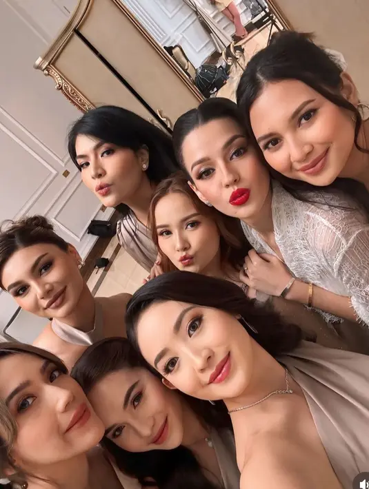 Natasha Wilona tampil dengan riasan wajah flawless dengan lipstik merah. Sedangkan, Indah mengenakan blush on coral dan lipstik coklatnya.  [@indahpermatas]