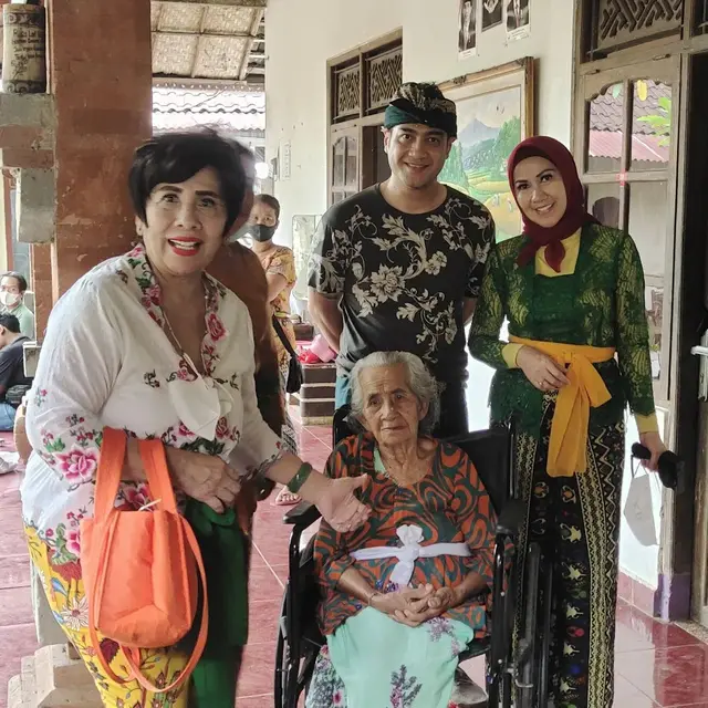 6 Potret Ferry Irawan Bertemu Keluarga Besar Venna Melinda di Bali, Minta Doa Restu