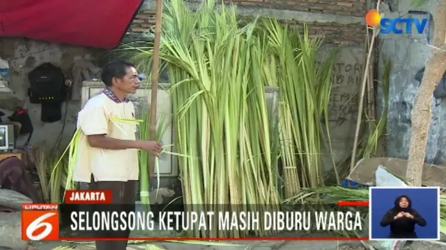 Satu ikatnya dibanderol dengan harga Rp 5.000 saja. Warga membelinya untuk merayakan lebaran ketupat.