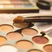 Tampilan natural biasanya dibangun dari penggunaan base makeup yang ringan (Sumber: Pexels.com)