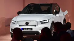 Volvo resmi meluncurkan mobil listrik perdananya, XC40 Recharge dalam acara di Los Angeles, California pada 16 Oktober 2019. Menggunakan penggerak road all wheel drive (AWD) electric powertain, XC40 Recharge bisa menghasilkan tenaga hingga 408 tk. (Frederic J. BROWN / AFP)