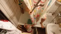 Anak ikut mandi. (Via: boredpanda.com)