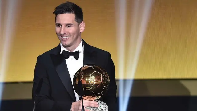 Lionel Messi, striker Barcelona berhasil menyabet gelar bergengsi Ballon d'Or 2015 mengalahkan Cristiano Ronaldo dan rekan setimnya Neymar Jr. Penghargaan ini jadi yang kelima untuk La Pulga sebagai pemain terbaik dunia.