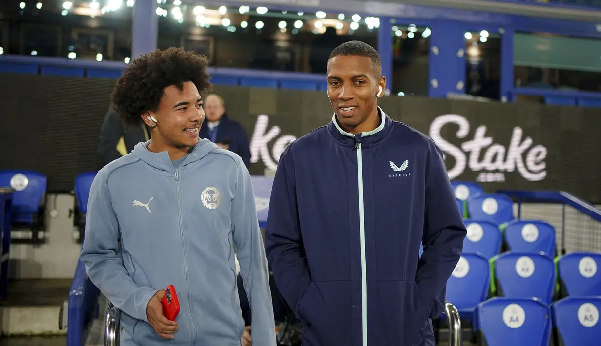 Pemain Everton, Ashley Young (kanan) berbincang dengan putranya, Tyler Young pada laga putaran ketiga Piala FA 2024/2025 melawan Peterborough United di Goodison Park, Liverpool, Inggris, Jumat (10/01/2025) WIB. (AP Photo/PA/Peter Byrne)