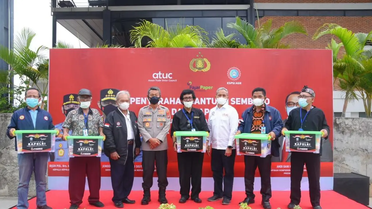 Ribuan paket sembako dari Kapolri Jenderal Listyo Sigit Prabowo kepada buruh yang terdampak pandemi Covid-19