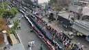 Ratusan pelajar India saat mengikuti kampanye kebersihan atau 'Swachh Bharat Abhiyan' di Hyderabad (12/2). Kampanye tersebut secara resmi diluncurkan pada 2 Oktober 2014 di Rajghat, New Delhi oleh Perdana Menteri Narendra Modi. (AFP Photo/Noah Seelam)
