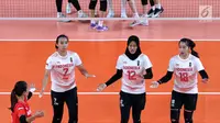 Tim voli putri Indonesia merayakan poin saat melawan Korea pada perempat final voli putri Asian Games 2018 di Tennis Indoor GBK, Jakarta, Rabu (29/8). Indonesia kalah 22-25. 13-25, 18-25. (Liputan6.com/Helmi Fithriansyah)