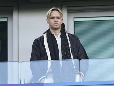 Rekrutan baru Chelsea Mykhailo Mudryk terlihat di tribun menjelang pertandingan Liga Inggris Chelsea dan Crystal Palace di Stamford Bridge di London, Minggu 15 Januari 2023. Pemain sayap asal Ukraina itu menjadi rekrutan termahal Chelsea di bawah kepemilikan baru klub Amerika. (Mike Egerton/PA via AP)