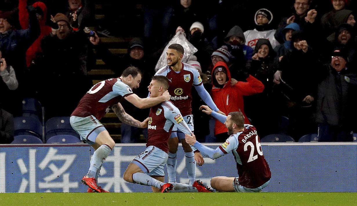 Para pemain Burnley merayakan gol Johann Berg Gudmundsson saat melawan Liverpool pada lanjutan Premier League di Turf Moor, Burnley, (1/1/2018). Liverpool menang 2-1 atas Burnley. (Martin Rickett/PA via AP)