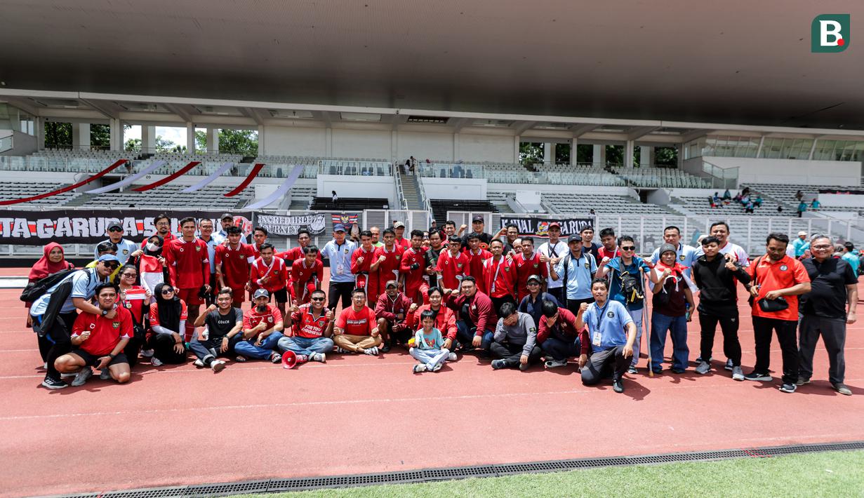 Pemain Timnas Amputasi Indonesia dan kelompok suporter Indonesia, Ultras Garuda berfoto bersama setelah laga Grup A Kualifikasi Piala Dunia Amputasi 2026 melawan Iran di Stadion Madya, Senayan, Jakarta, Kamis (13/11/2025). (Bola.com/Bagaskara Lazuardi)
