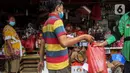 Pekerja melayani pembeli parcel buah dan vitamin ditoko buah miliknya di Jalan Barito, Jakarta, Minggu (11/7/2021).  Peningkatan omset disebabkan oleh banyaknya warga yang melakukan isolasi mandiri dan menjadikan buah sebagai sumber asupan vitamin C. (Liputan6.com/Johan Tallo)