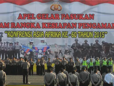 Polda Metro Jaya melakukan apel gelar pasukan dalam rangka pengamanan KAA ke-60 tahun 2015 di kawasan Monas, Jakarta, Rabu (8/4/2015). KAA sendiri akan dilaksanakan pada 18-24 April 2015 mendatang di Jakarta dan Bandung. (Liputan6.com/Herman Zakharia)