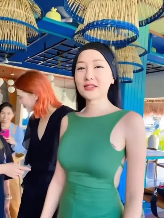 Ada juga Lucinta Luna yang tampil fresh mengenakan jumpsuit nuansa hijau cerah. [Foto: IG/lucintaluna_manjalita].