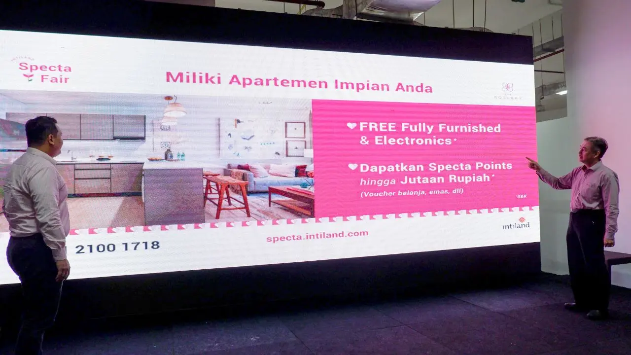 Direktur Pemasaran PT Intiland Development Tbk untuk Surabaya (Kanan) berbincang-bincang dengan Yudhi Brahmanto Marketing Research and Development Manager Intiland usai peluncuran program penjualan Intiland Specta Fair 2023. (Istimewa)