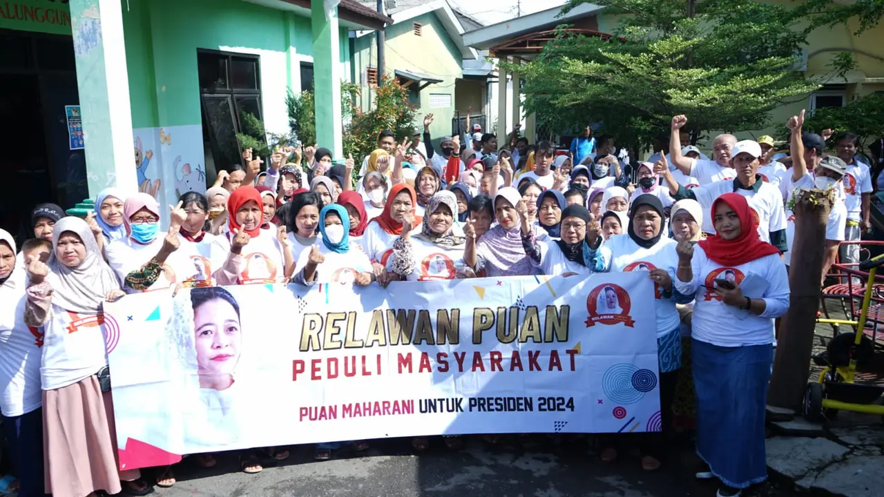 Relawan Puan membagikan paket sembako di Cirebon. (Istimewa)
