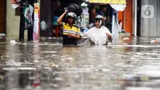 Warga melintasi genangan banjir yang melanda kawasan Kemang Utara, Jakarta, Kamis (4/1/2024). (Liputan6.com/Herman Zakharia)