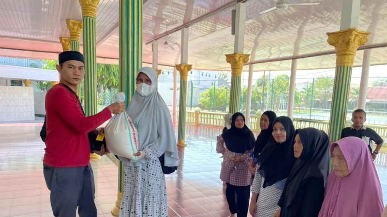 Penyaluran Zakat Fitrah Korem Lilawangsa: Dua Ton Beras untuk Ratusan Mustahik di Aceh