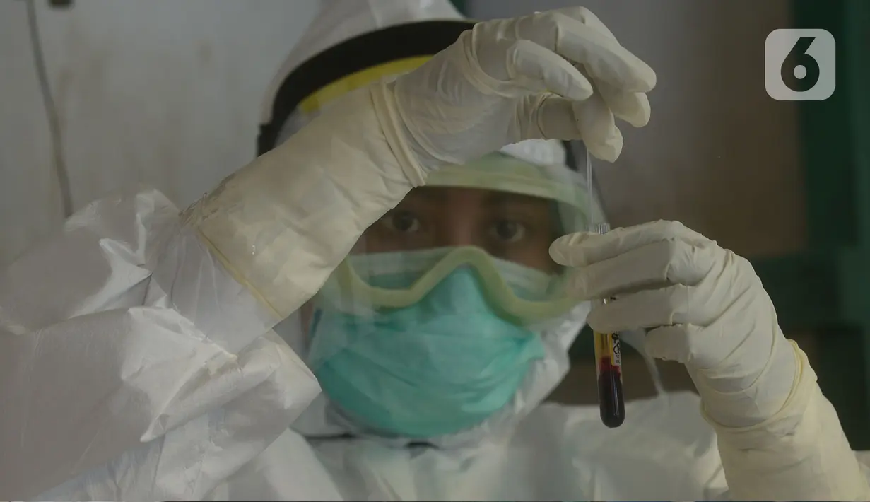 Petugas medis menunjukkan sampel Swab Test Covid-19 di pasar Perumnas Klender, Jakarta, Jumat (29/5/2020). Kegiatan ini untuk mencegah penyebaran Covid-19 dan menjadi pasar sehat dan bebas Covid-19. (merdeka.com/Imam Buhori)