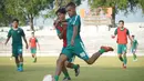 Persebaya Surabaya masih dalam tahap memberikan latihan untuk penguatan fisik dan latihan ringan demi menatap Liga 1 2021/2022. Upaya untuk membuat para pemain makin kompak juga menjadi perhatian. (Foto: Dokumentasi Persebaya)