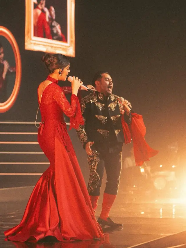 King Nassar saat manggung bersama pakai baju bernuansa merah. [@raisa6690]