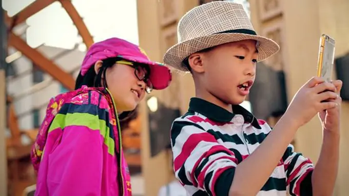 Anak mengenal smartphone/copyright Pexels.com