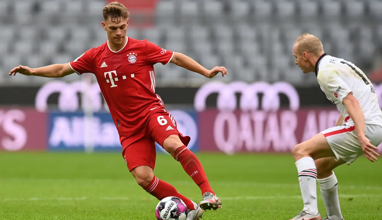 Gelandang Bayern Munchen, Joshua Kimmich, berebut bola dengan gelandang Eintracht Frankfurt, Sebastian Rode, pada laga lanjutan Liga Jerman di Allianz Arena, Sabtu (24/10/2020) malam WIB. Bayern Munchen menang 5-0 atas Eintracht Frankfurt. (AFP/Christof Stache/various sources)