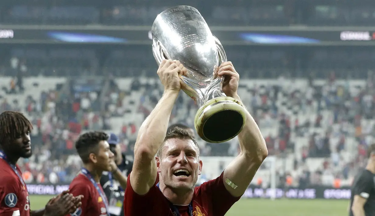Gelandang Liverpool, James Milner mengangkat Piala Super Eropa 2019 setelah mengalahkan Chelsea  pada pertandingan Piala Super Eropa 2019  di Besiktas Park, di Istanbul (15/8/2019). Liverpool menang adu penalti atas Chelsea 5-4 (2-2). (AP Photo/Thanassis Stavrakis)
