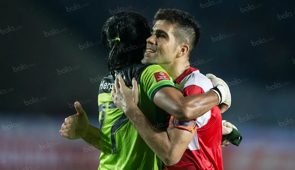 Bek Madura United, Fabiano Beltrame, dan kiper Hary Prasetyo, usai menahan imbang Persib pada laga Torabika Soccer Championship 2016 di Stadion Si Jalak Harupat, Sabtu (28/5/2016). Kedua tim bermain imbang 0-0. (Bola.com/Vitalis Yogi Trisna)