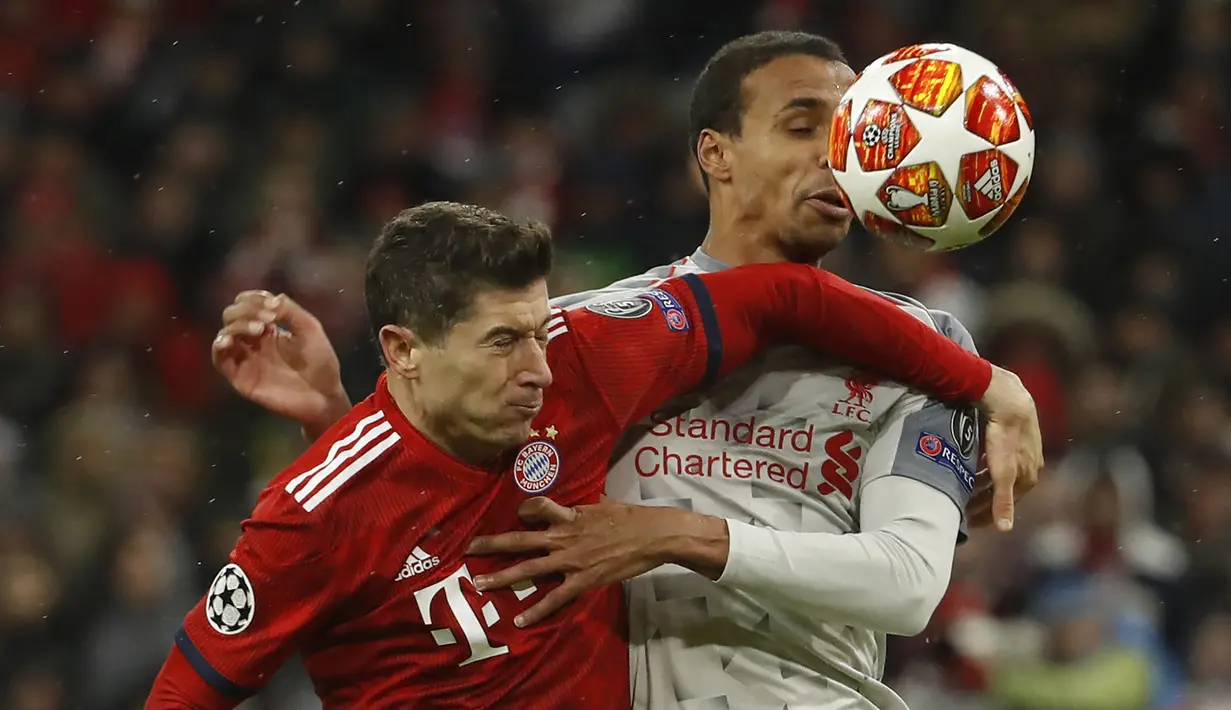 Striker Bayern Munchen, Robert Lewandowski (kiri) berebut bola dengan bek Liverpool, Joel Matip pada laga leg kedua babak 16 besar Liga Champions 2018/2019 di Allianz Arena, Munich (13/3/2019). Pada laga tersebut Bayern Munchen kalah 1-3 dan gagal lolos ke babak perempatfinal setelah di leg pertama hanya bermain imbang 0-0 di kandang Liverpool. (AFP/Odd Andersen)