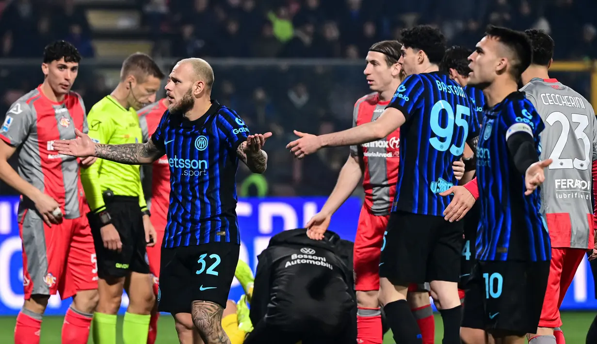 Pemain Inter Milan tampak marah pada suporter saat insiden kiper Cremonese, Emil Audero, yang terkena petasan pada laga pekan ke-23 Liga Italia 2025/2026 di Stadion Giovanni Zini, Cremona, Minggu (1/2/2026). (AFP/Piero Cruciatti)