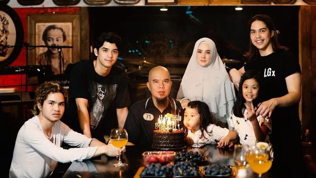 Ahmad Dhani merayakan ulang tahun ke-48 (https://www.instagram.com/p/CAp8c4ZHlDx/)