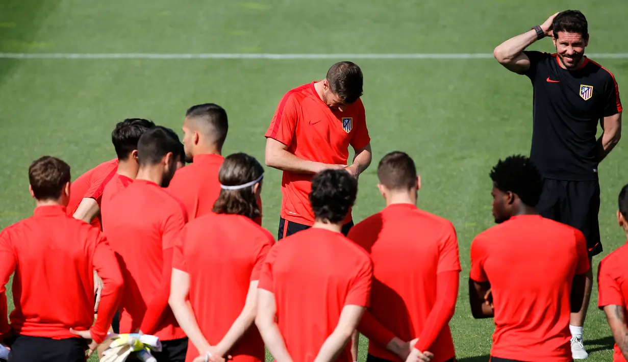 Pelatih Atletico Madrid, Diego Simeone (kanan) saat memimpin latihan punggawa Atletico Madrid di Majadahonda, Spanyol, (26/04/2016). Atletico Madrid siap menjamu Bayern Munich di stadion Vicente Calderon. (REUTERS/Sergio Perez)