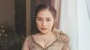 Kebaya modern dengan kerah v neck dan hiasan bunga dibahu kiri juga dapat menjadi model kebaya yang cantik untukmu. (instagram/prillylatuconsina)