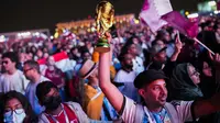 Pendukung dari berbagai penjuru dunia memadati Fan Zone saat menyaksikan pembukaan Piala Dunia 2022 pada Minggu (20/11/2022). (AP/Francisco Seco)