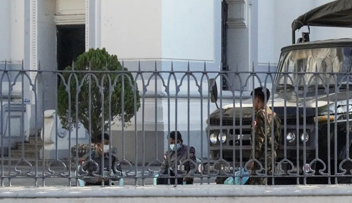 Tentara duduk dalam kompleks Balai Kota sehari setelah militer Myanmar merebut kekuasaan, Yangon, Myanmar, Selasa (2/2/2021). Militer Myanmar menahan pemimpin yang terpilih secara demokratis Aung San Suu Kyi dan memberlakukan keadaan darurat satu tahun. (STR/AFP)