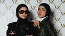 Untuk sentuhan kontras, Olla membawa tas kecil berwarna merah marun dengan rantai emas, yang memberikan aksen warna pada gaya keseluruhannya.  [@vivizubedi].