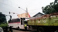 Saat libur akhir tahun, jalur arteri Purwakarta-Bandung, arah Jakarta menuju Bandung mengalami kemacetan panjang. (Liputan6.com/Abramena)
