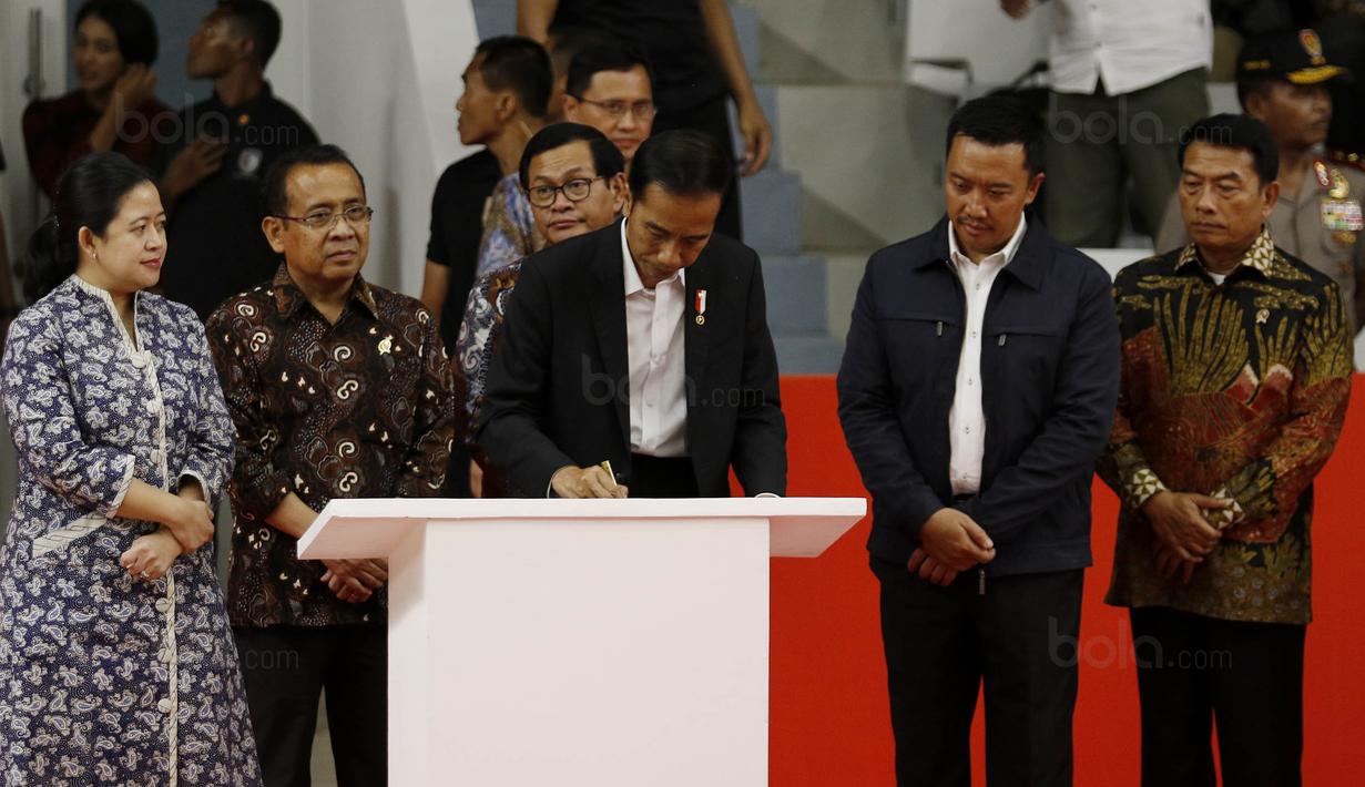 Presiden RI, Joko Widodo, menandatangani prasasti saat peresmian Istora Senayan, Selasa (23/1/2018). Setelah direnovasi Istora kini berkapasitas 7.120 penonton dan memiliki kursi dan pencahayaan yang lebih baik. (Bola.com/M Iqbal Ichsan)