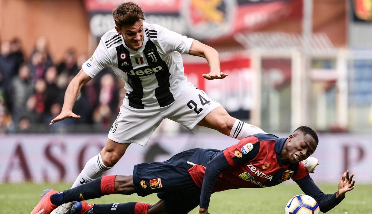 Foto file diambil pada 17 Maret 2019. Bek Juventus, Daniele Rugani, saat menghadapi Genoa pada laga Serie A di Genoa. Rugani dinyatakan positif terkena virus corona, yang diumumkan klub Juventus pada 11 Maret 2020. (AFP/Marco Bertorello)