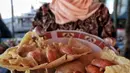 Pedagang menunjukkan peyek undur-undur atau yutuk yang dijual di kawasan wisata Pantai Bocor, Kabupaten Kebumen, Jawa Tengah, Sabtu (05/5). Hasil tangkapannya dijual ke pedagang atau tempat pelelangan ikan. (Liputan6.com/Fery Pradolo)
