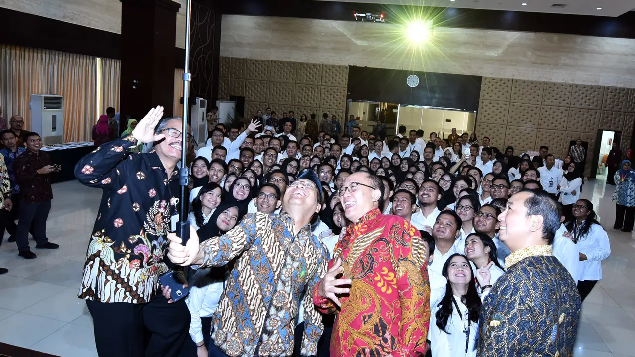 Mensesneg Pratikno didampingi sejumlah pejabat berfoto selfi dengan para PNS yang baru dilantiknya, di aula Gedung III Kemensetneg, Jakarta, Selasa (19/2) pagi. (Foto: Rahmat/Humas/Setkab)