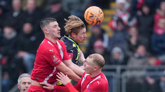 Foto: Abdukodir Khusanov dan Kevin De Bruyne Cetak Gol, Manchester City Susah Payah Taklukkan Leyton Orient di Piala FA