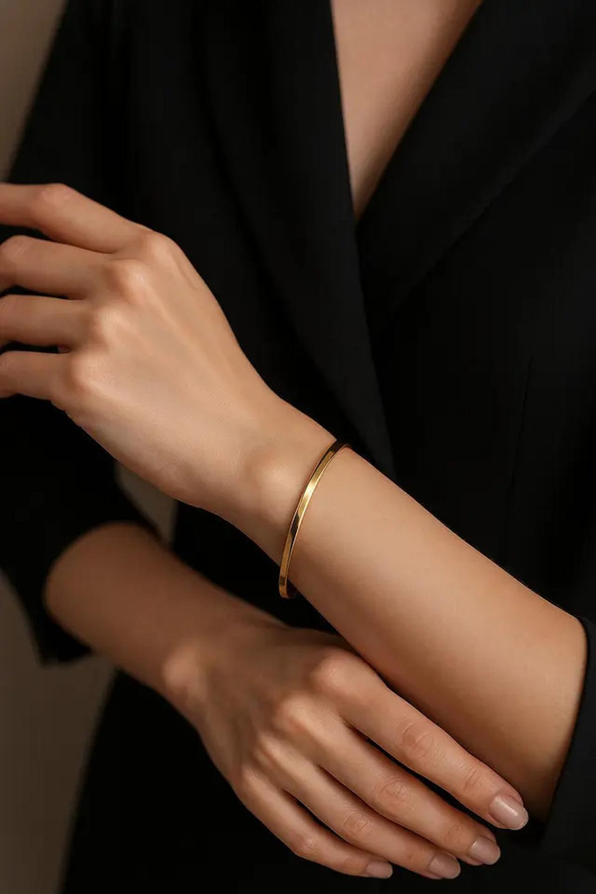 7 Inspirasi Model Gelang Oval Emas 2025 Biar Tangan Tampak Lebih Panjang