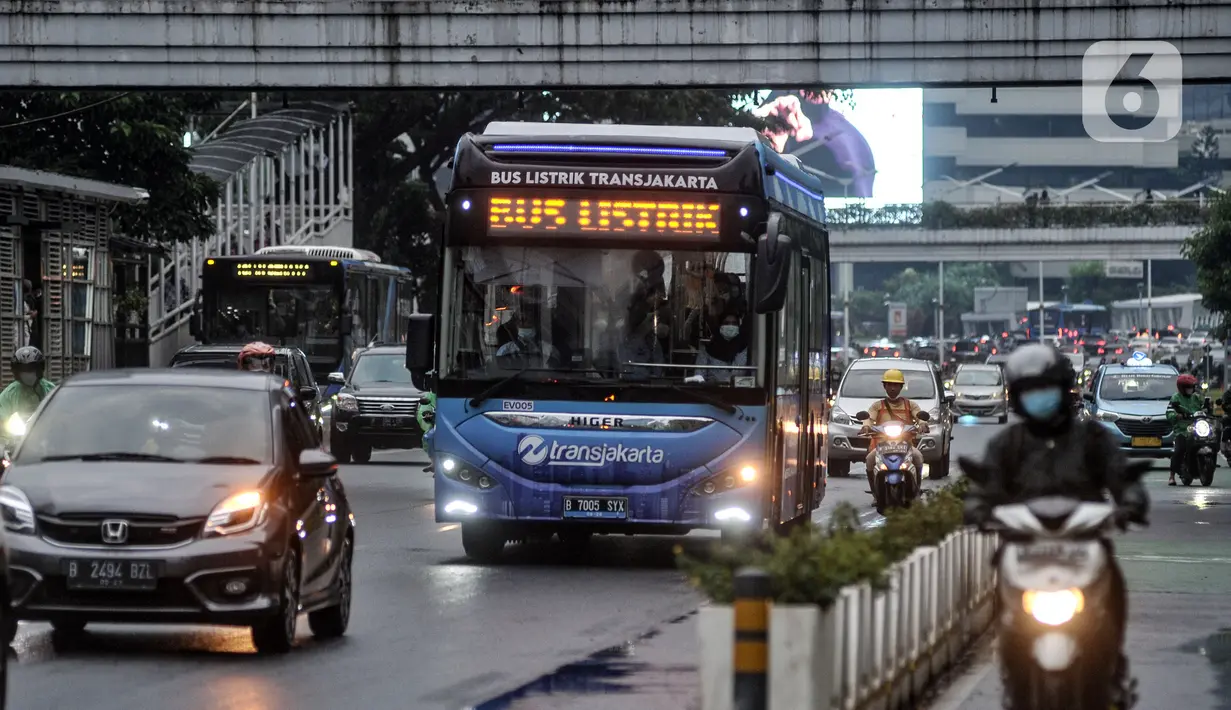 Bus listrik Transjakarta melintas di Jalan Jenderal Sudirman, Jakarta, Kamis (4/11/2021). Layanan uji coba bus listrik Transjakarta berpelanggan rute Blok M-Balai Kota beroperasi lebih awal mulai pukul 05.00-21.30 WIB. (merdeka.com/Iqbal S. Nugroho)