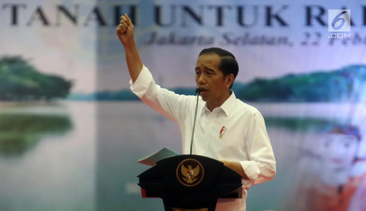 Presiden Joko Widodo atau Jokowi memberi sambutan saat membagian sertifikat tanah di Pasar Minggu, Jakarta, Jumat (22/2). Tahun 2018, Jokowi menyebut diterbitkan 7 juta sertifikat. (Liputan6.com/Angga Yuniar)