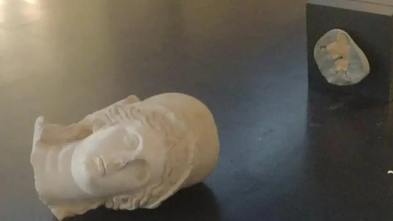 Hasil kerusakan akibat ulah turis AS di Museum Israel.